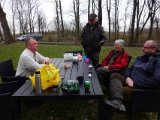 DSC04564  vi venter .. Hetja kommer heldidigvis ud nu for at få for det 'skud over' der manglede i det slip Hap' smadrede (Allan var jo helt henne ved Hetja da hønsene lettede pga fæhunden)