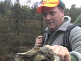 081016 125710  Jorma har fundet et 'hundehoved'.. men at være kranie fra bortløben gravhund