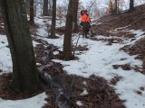 DSCF1972  Der bliver sporhund tilbage på 2den såt for at fidne rådyret, mens resten går S for vejen .. huj stejl skrænt