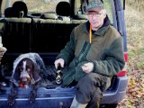 DSC02009  Fomand med øl og knæknødder og hunden 'hængøre'